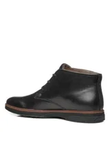 Bota baja de cuero marrón para hombre, con cordones y suela de goma.