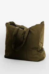 Bolso tipo tote bag color verde militar, con diseño acolchado y asas anchas.