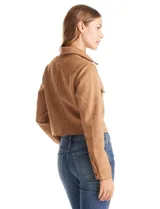 Chaqueta corta color tostado de gamuza sintética, con cuello solapa, cierre frontal con botones a presión y bolsillos aplicados en el pecho.