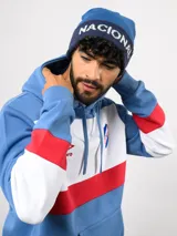 Gorro tipo beanie de punto color azul, con el nombre del Club Nacional de Football tejido en letras blancas y una franja decorativa en tono azul oscuro.