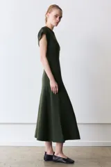 Vestido largo de punto en color verde oscuro jaspeado, con cuello redondo, manga corta y falda con corte evasé.