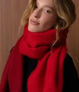 Bufanda de franela color rojo intenso, con textura suave y diseño de tejido liso.