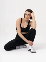 Calza larga negra de lycra con bolsillos laterales.