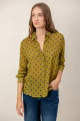 Camisa de manga larga con estampado de leopardo, cuello clásico y cierre frontal de botones. Presenta un corte holgado y puños abotonados.