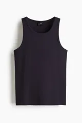 Musculosa negra de punto acanalado, corte ajustado y cuello redondo.