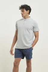 Remera azul con cuello mao y mangas cortas.