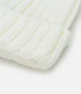 Gorro de punto acanalado color tostado, con diseño clásico de vuelta y pompón de pelo sintético en la parte superior.