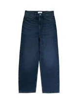 Jean de corte baggy y silueta holgada, confeccionado en denim de algodón color azul oscuro con efecto lavado. Presenta diseño clásico de cinco bolsillos, cintura con trabillas y cierre frontal con botón y cremallera.
