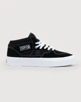 Championes de skate Vans modelo Half Cab, de corte medio, confeccionados en gamuza y lona color negro con costuras blancas. Presentan suela de goma blanca vulcanizada, cordones blancos y etiqueta distintiva en el lateral y la lengüeta.