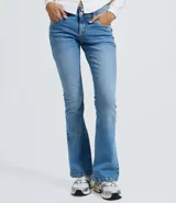 Pantalón de jean modelo boot cut en color azul claro, con cintura baja, cierre frontal con doble botón y cremallera, bolsillos funcionales y trabillas para cinturón.