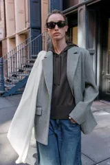 Bufanda de punto lisa en color negro, confeccionada en una mezcla de tejidos con un 5% de lana.