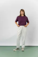 Pantalón jogger de calce relajado color bordó intenso, con cintura elastizada y lazo regulable. Cuenta con bolsillos laterales con cierre invisible y silueta recta levemente afinada.