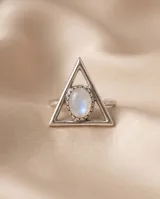 Anillo de plata 925 con diseño geométrico triangular y una piedra natural ovalada en el centro.