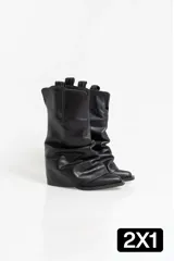 Botas texanas de cuero negro con diseño de caña arrugada y puntera fina. Presentan un taco cuadrado de altura media y tiradores laterales en la parte superior de la caña.