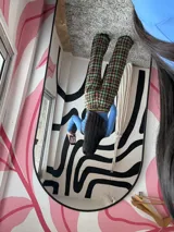 Pantalón sastrero con estampado escocés en tonos verde, naranja y azul marino.