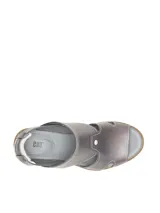 Sandalia de plataforma con capellada de cuero sintético en tono gris metalizado, diseño de aberturas laterales y talón descubierto con tira ajustable. Cuenta con una suela de goma dentada en color blanco y entresuela de EVA.