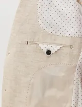 Blazer beige de medio forro confeccionado en mezcla de algodón y lino, con silueta estructurada, solapas de muesca, cierre frontal de dos botones y bolsillos con solapa.