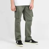 Pantalón cargo O'Neill verde militar, de corte recto, con cintura elástica y botón frontal, bolsillos laterales en las piernas y bolsillos traseros.