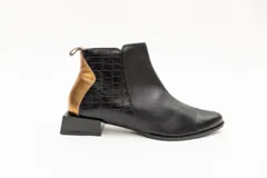 Botín corto de cuero negro con detalle de cuero dorado en el talón y textura de cocodrilo en el lateral. Tiene cierre lateral y taco cuadrado.