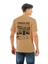 Remera de manga corta y cuello redondo, color gris oscuro o carbón, con un estampado circular blanco en el pecho que contiene texto y un logo.