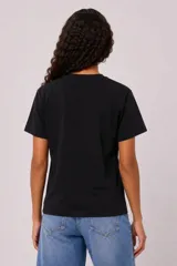 Remera crop de algodón blanca, de manga corta, con cuello redondo a la base y un bolsillo aplicado en el pecho.