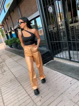 Pantalón de vestir dorado, de corte wide leg y tiro alto.