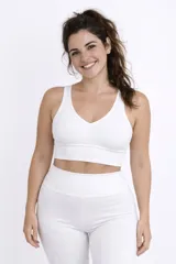 Top deportivo blanco de microfibra, con escote en V y tirantes anchos, diseño acanalado.