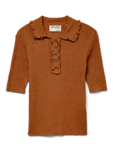 Top de manga corta color caramelo, con cuello polo y cierre frontal con broches a presión. Confeccionado en tejido de punto plano con fit regular.