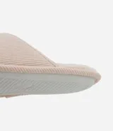 Pantufla abierta de diseño texturizado con interior de peluche y suela de goma termoplástica.
