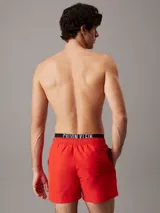 Short de baño rojo con cintura elástica negra con logo Calvin Klein en blanco.