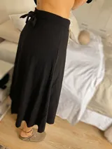 Falda midi color verde oliva, de corte evasé y tiro alto.