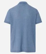 Camisa celeste de punto calado con cuello inglés, manga corta y abotonadura frontal.