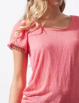 Remera tejida con estampado animal print, de manga corta con detalle de puntilla en las mangas y cuello redondo.