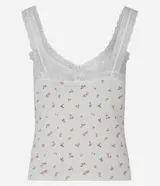 Blusa de pijama color crema con estampado floral, escote en V con encaje y tirantes finos.