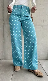 Jean recto de tiro alto color turquesa con estampa de lunares blancos, confeccionado en denim con lycra.