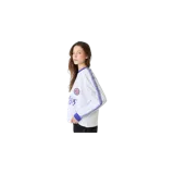 Remera manga larga oversize de Eme Studios en color blanco, con cuello redondo y puños en azul marino. Presenta detalles estampados y bordados en el frente, además de tiras laterales decorativas en las mangas.