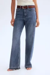 Pantalón de jean azul de tiro alto, corte ancho y largo hasta el tobillo. Confeccionado en denim de algodón rígido con cinco bolsillos, cierre frontal con cremallera y botón. 