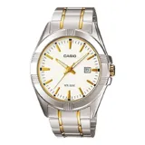 Reloj análogo Casio con caja y pulsera de acero inoxidable bicolor (plateado y dorado). Presenta una esfera blanca con índices y manecillas doradas, y un visor de fecha a las 3. La caja tiene detalles estriados en el bisel y la corona es dorada.
