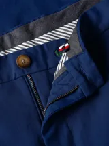 Pantalón chino azul marino de corte slim y pierna recta, confeccionado en sarga de algodón elástico.