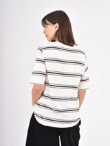 Remera de cuello en V con estampado de rayas horizontales en tonos negro, beige y blanco, de manga corta y corte recto.