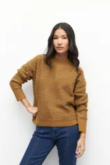 Sweater azul marino de punto con textura en relieve.