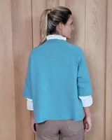 Sweater celeste de lana lambswool con cuello redondo y mangas 3/4.