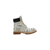 Botas de corte alto Timberland modelo 6" Premium Waterproof Boot, en colaboración con Supreme y MM6 Maison Margiela. Presentan un estampado integral de billetes de 100 dólares, cuello acolchado en color negro, suela dentada de goma marrón y cordones bicolor.