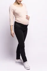 Jean negro de tiro medio para embarazadas, con faja elástica en la cintura.