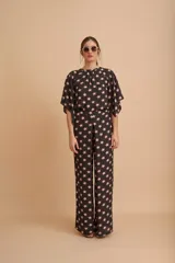 Conjunto de pantalón palazzo y blusa de mangas cortas, color negro con estampado de estrellas rosas.