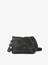 Bolso bandolera de cuero vacuno color negro, con solapa frontal y detalles de costuras decorativas en los bordes. Cuenta con correa ajustable y herrajes metálicos.