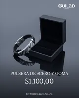 Pulsera de diseño moderno compuesta por una banda central de acero inoxidable con acabado cepillado y detalles en relieve, combinada con una correa de goma negra ajustable.
