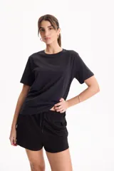 Remera básica 100% algodón de manga corta y corte clásico con cuello redondo.