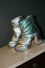 Botines negros de cuero con plataforma y tacón cuadrado.