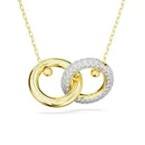 Colgante dorado con dos aros entrelazados, uno de ellos con pavé de cristales blancos. La cadena tiene un cristal Swarovski en el extremo.